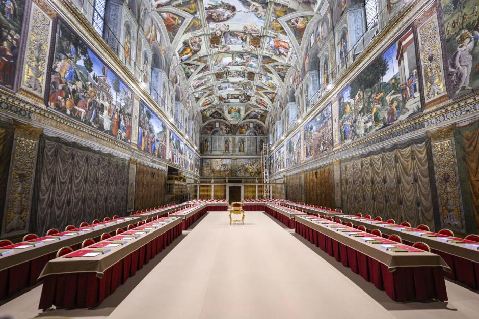CIUDAD DEL VATICANO, 06/05/2025.- Los 133 cardenales que elegirán al nuevo papa se encerrarán desde mañana en la Capilla Sixtina, ante el fresco de Juicio Final de Miguel Ángel y donde todo está ya preparado, aseguró hoy la directora de los Museos Vaticanos, Barbara Jatta. EFE/ Vatican Media SÓLO USO EDITORIAL / SÓLO DISPONIBLE PARA ILUSTRAR LA NOTICIA QUE ACOMPAÑA (CRÉDITO OBLIGATORIO)
