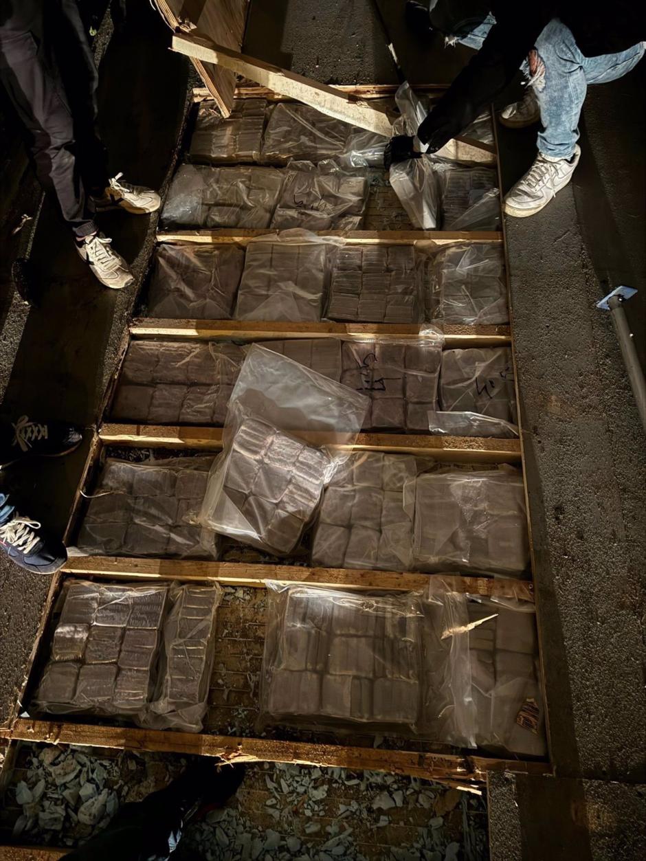 Paquetes de hachís ocultos bajo el suelo de un camión