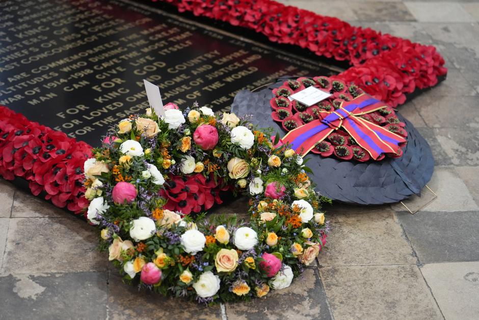 Coronas de flores depositadas por el rey Carlos III (der.) en nombre de la Nación y la Commonwealth, y el príncipe Guillermo de Gran Bretaña