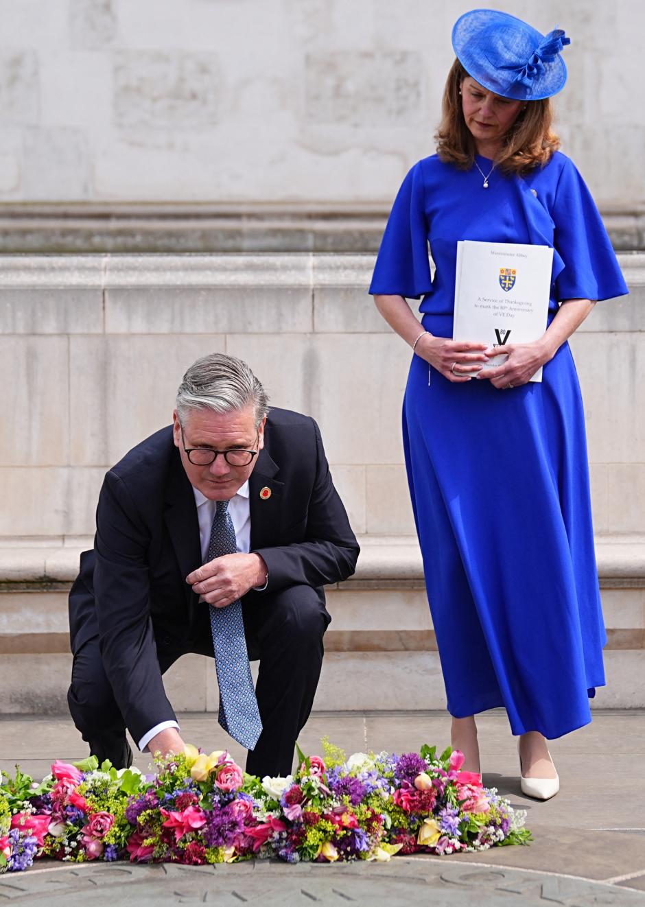 El primer ministro británico, Keir Starmer, y su esposa, Victoria Starmer, depositan flores en el Monumento a las Víctimas Inocentes tras un servicio de acción de gracias para conmemorar el 80.º aniversario del Día de la Victoria en Europa, que marcó el fin de la Segunda Guerra Mundial en Europa, en la Abadía de Westminster en Londres el 8 de mayo de 2025.