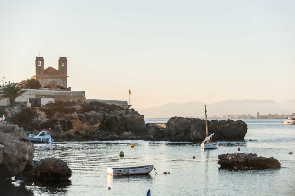 Tabarca con la Iglesia de San Pedro de fondo