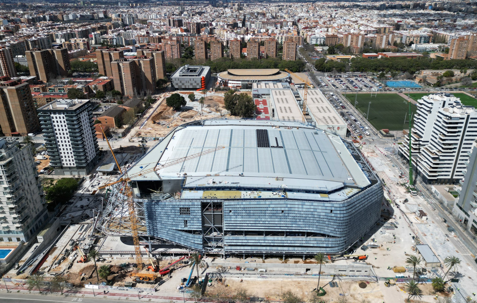 Imagen de las obras de Roig Arena, cuya cubierta estará formada por 8.600 lamas de cerámica