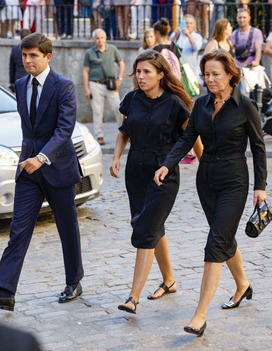 Teresa y Juan Urquijo, con Beatriz Moreno de Borbón