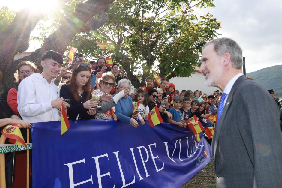 El Rey saluda a los vecinos congregados en Cuacos de Yuste