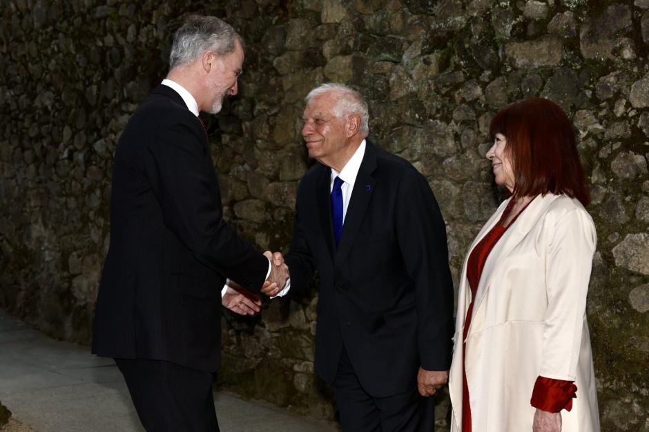 Josep Borrell y su mujer, Cristina Narbona, saludan al Rey
