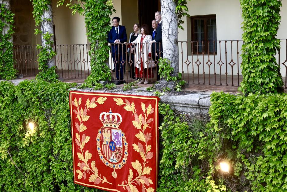 El Rey enseña el entorno del Monasterio de Yuste a Borrell y a su mujer
