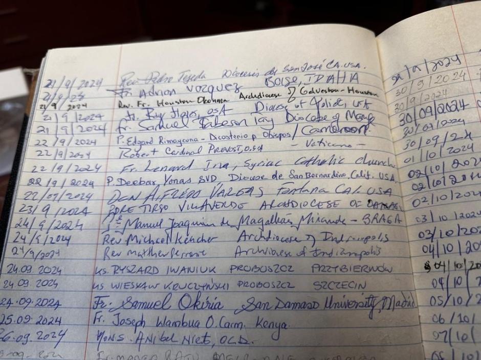 Libro de firmas donde figura, en séptima línea, la del Papa León XIV, entonces cardenal Prevost
