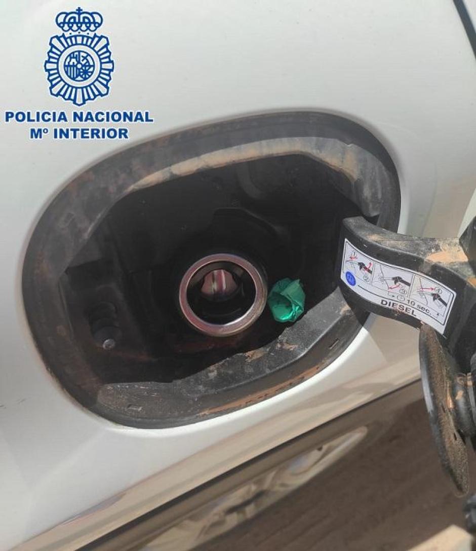 Droga en el tapón de gasolina, un escondite habitual