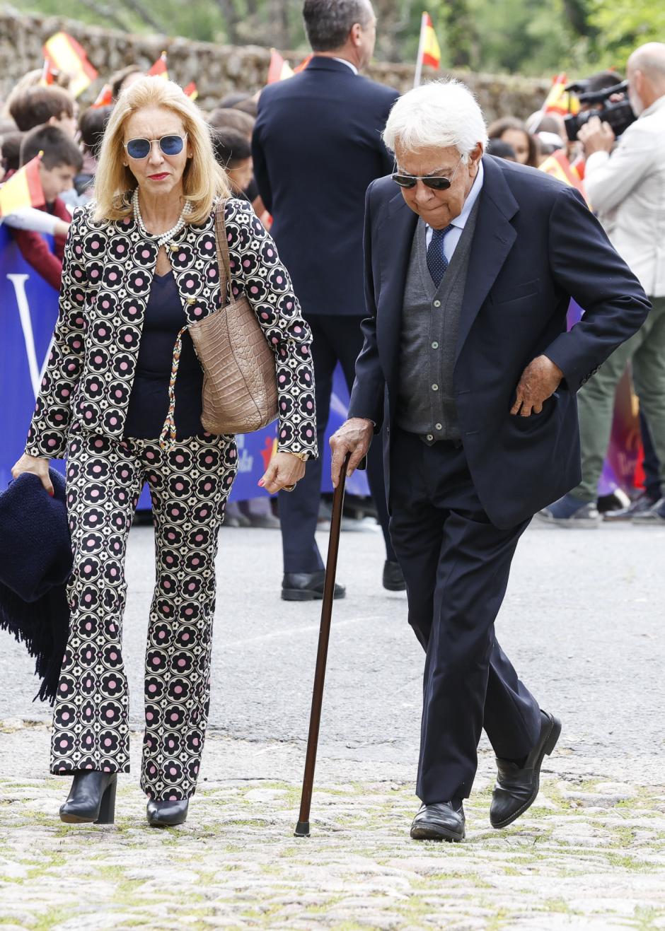 Felipe González y su mujer en la 18 edición del premio Europeo Carlos V en Yuste (Caceres)