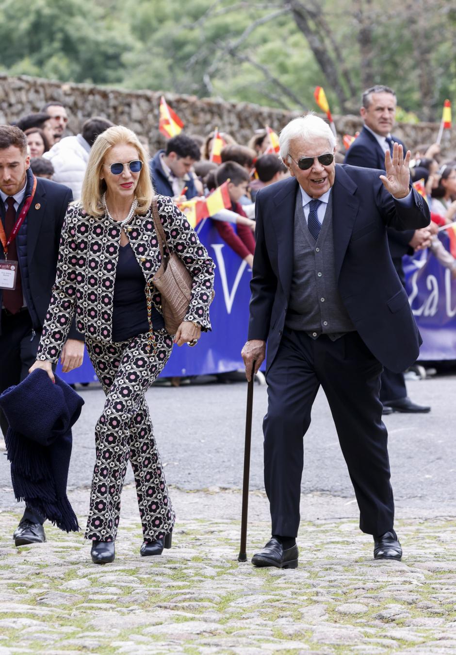 Felipe González con bastón en Yuste
