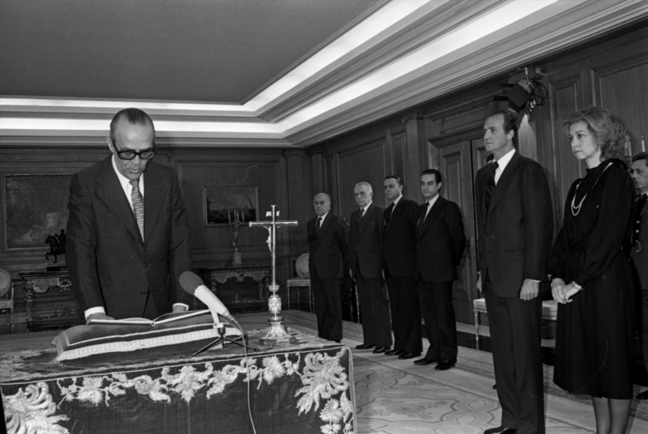 El presidente del Gobierno, Leopoldo Calvo Sotelo, jura su cargo frente al Rey de España Juan Carlos I en febrero de 1981