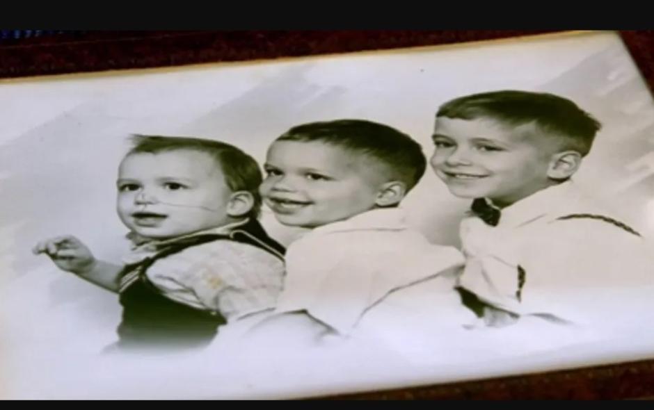 Los tres hermanos Prevost en una foto de familia cuando eran niños