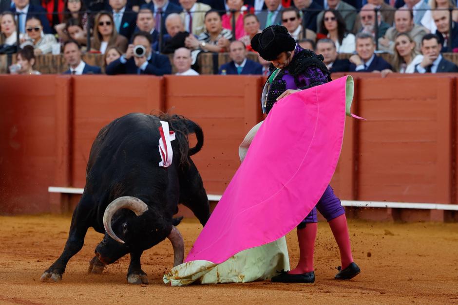 Morante de la Puebla, con el primero de su lote este viernes en Sevilla