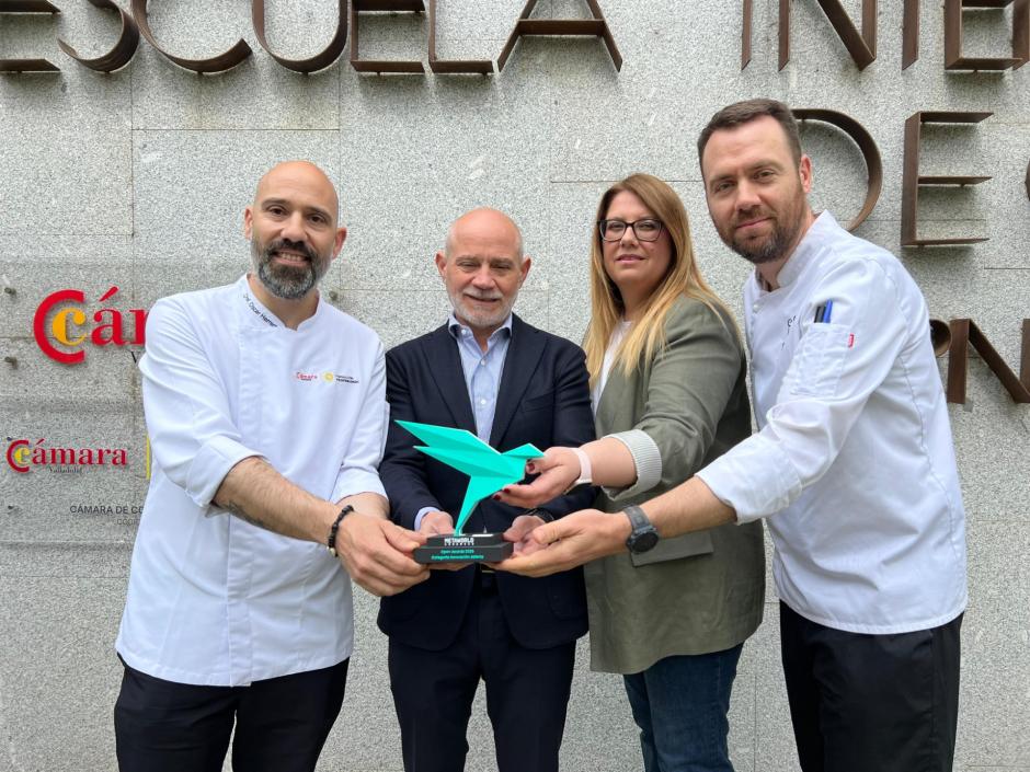 Posado con el premio europeo por la primera tapa española hecha con IA