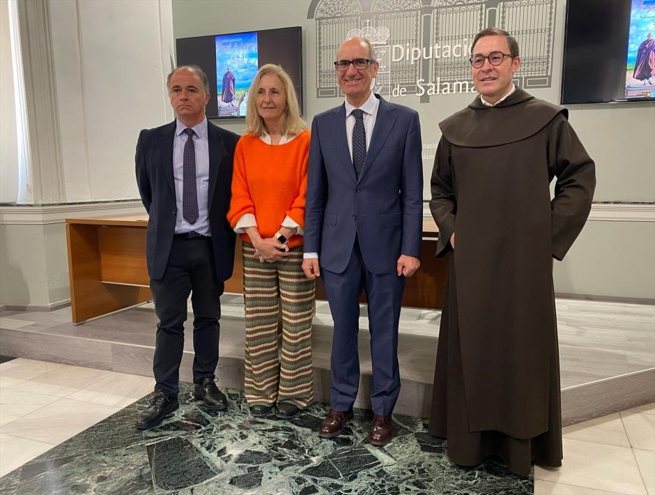 De izquierda a derecha, el padre prior de los Carmelos Descalzos, Miguel Ángel González; el presidente de la Diputación, Javier Iglesias; la alcaldesa de Alba de Tormes, Concepción Miguélez; y el diputado de Turismo, Juan Carlos Zaballos