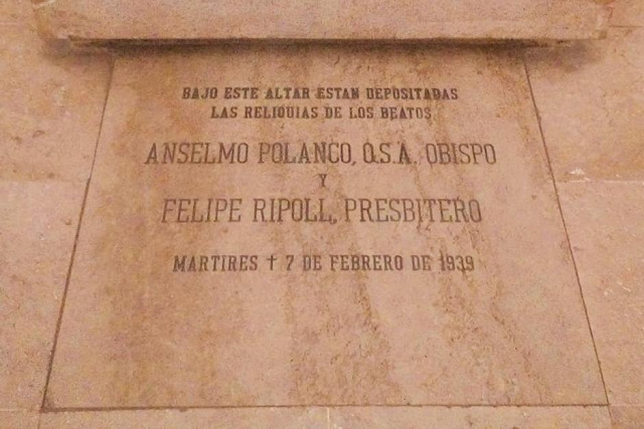La placa que recuerda el martirio del obispo y su vicario, en la cripta de la catedral de Teruel