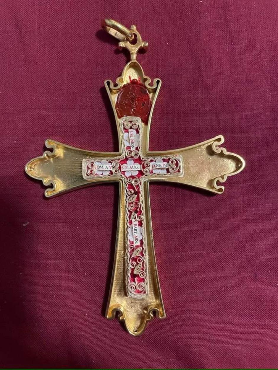 El reverso de la cruz pectoral de León XIV, con las cinco reliquias