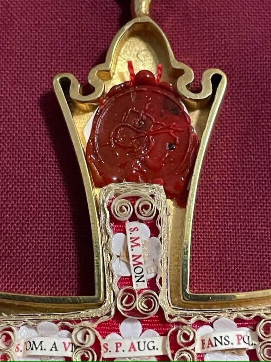 Detalle de la cruz pectoral con cuatro de las cinco reliquias