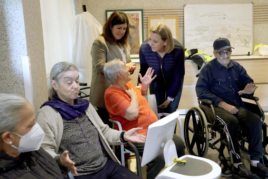 Una mujer inteactúa con un robot social en Benavente, Zamora