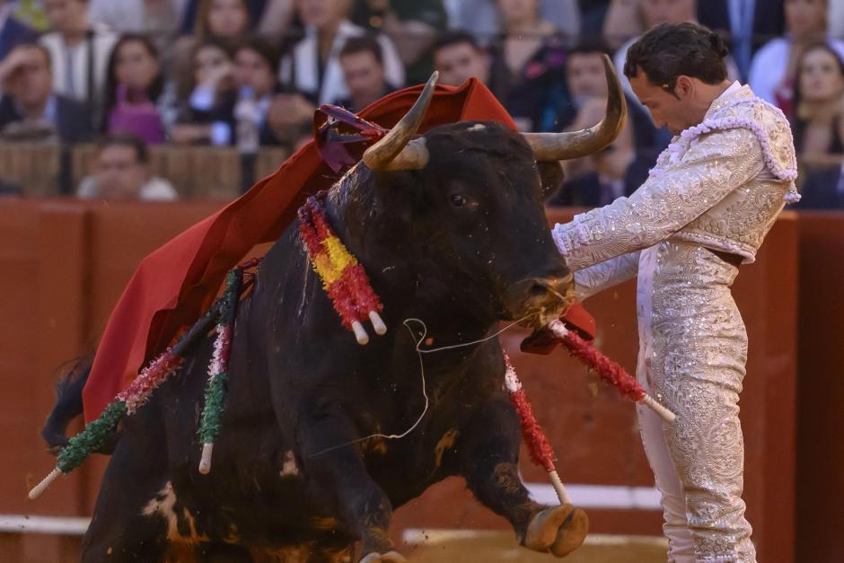 David de Miranda, con el segundo de su lote, al que cortó las dos orejas