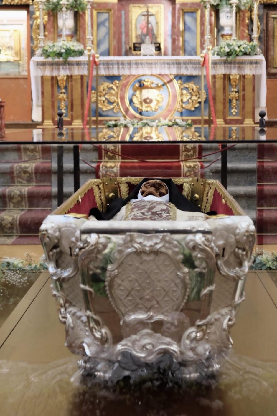 Veneración pública de los restos de Santa Teresa de Jesús en la Basílica de Nuestra Señora de la Anunciación de Alba de Tormes (Salamanca)