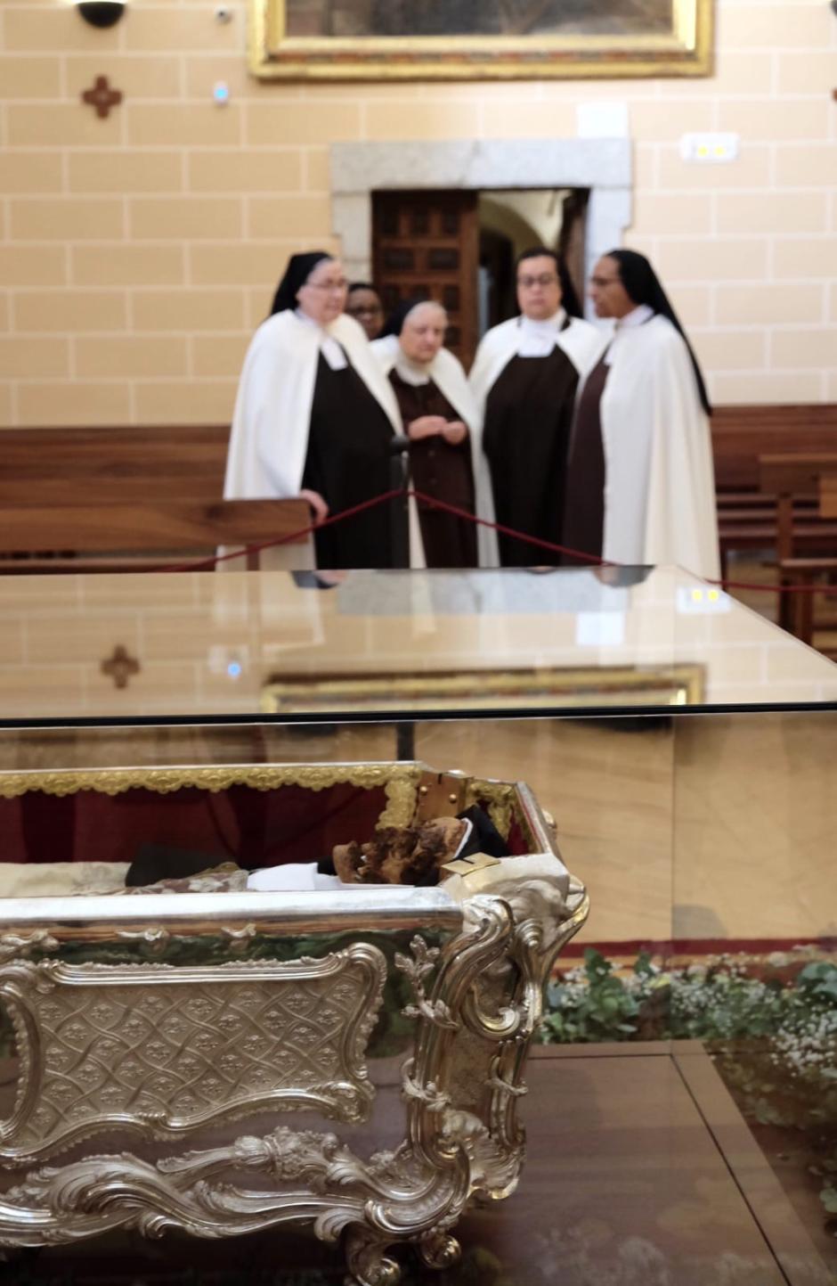 Veneración pública de los restos de Santa Teresa de Jesús en la Basílica de Nuestra Señora de la Anunciación de Alba de Tormes (Salamanca)