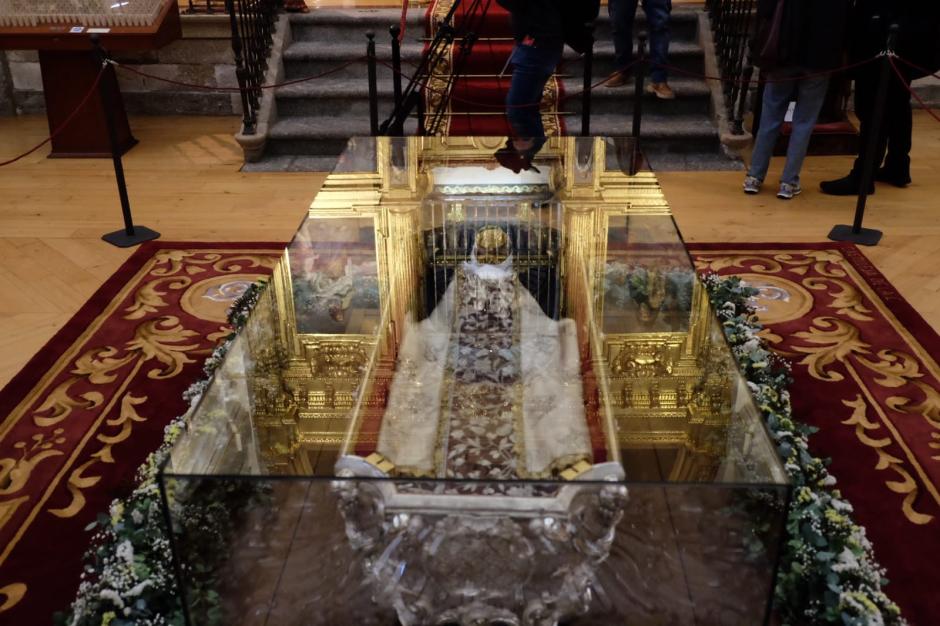 Veneración pública de los restos de Santa Teresa de Jesús en la Basílica de Nuestra Señora de la Anunciación de Alba de Tormes (Salamanca)