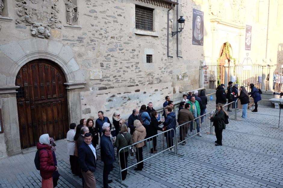 Veneración pública de los restos de Santa Teresa de Jesús en la Basílica de Nuestra Señora de la Anunciación de Alba de Tormes (Salamanca)