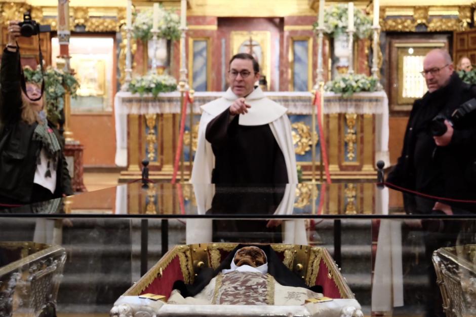 Veneración pública de los restos de Santa Teresa de Jesús en la Basílica de Nuestra Señora de la Anunciación de Alba de Tormes (Salamanca)