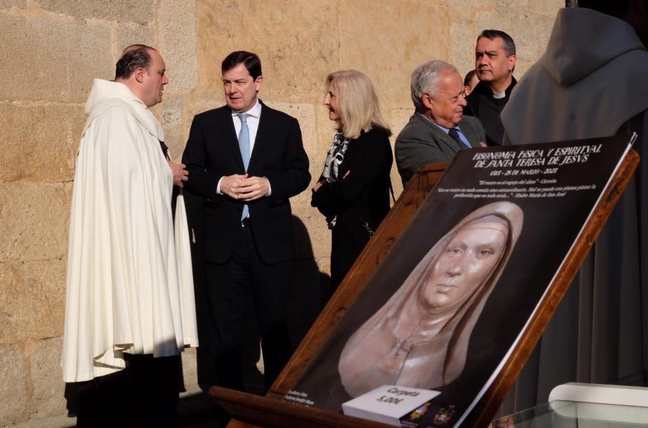 Veneración pública de los restos de Santa Teresa de Jesús en la Basílica de Nuestra Señora de la Anunciación de Alba de Tormes (Salamanca)