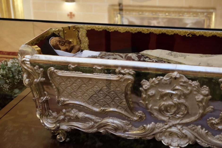 Veneración pública de los restos de Santa Teresa de Jesús en la Basílica de Nuestra Señora de la Anunciación de Alba de Tormes (Salamanca)