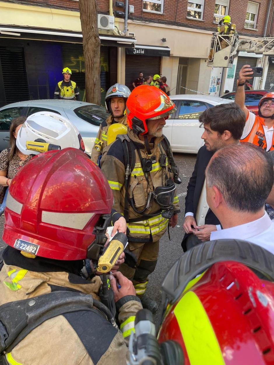Actuación de los Bomberos en el incendio en la cuarta planta de un bloque de pisos en Valencia