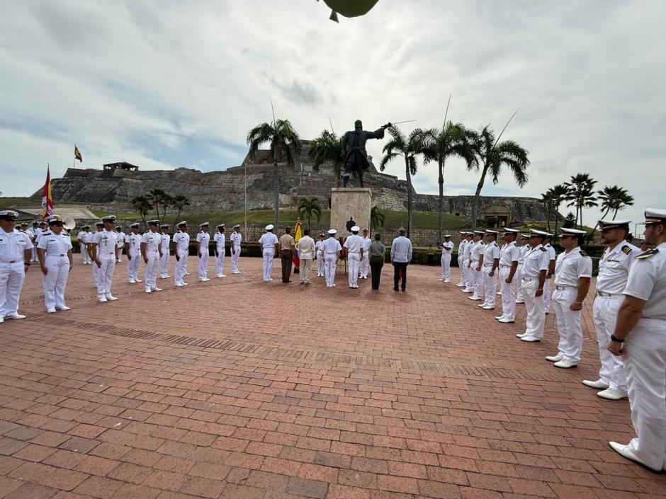 Guardiamarinas españoles y marinos colombianos, en el homenaje a Blas de Lezo