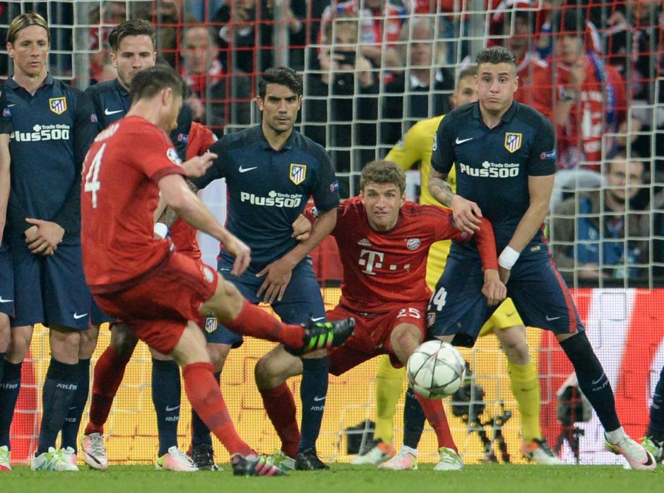 Xabi Alonso, en la acción de su gol ante el Atlético