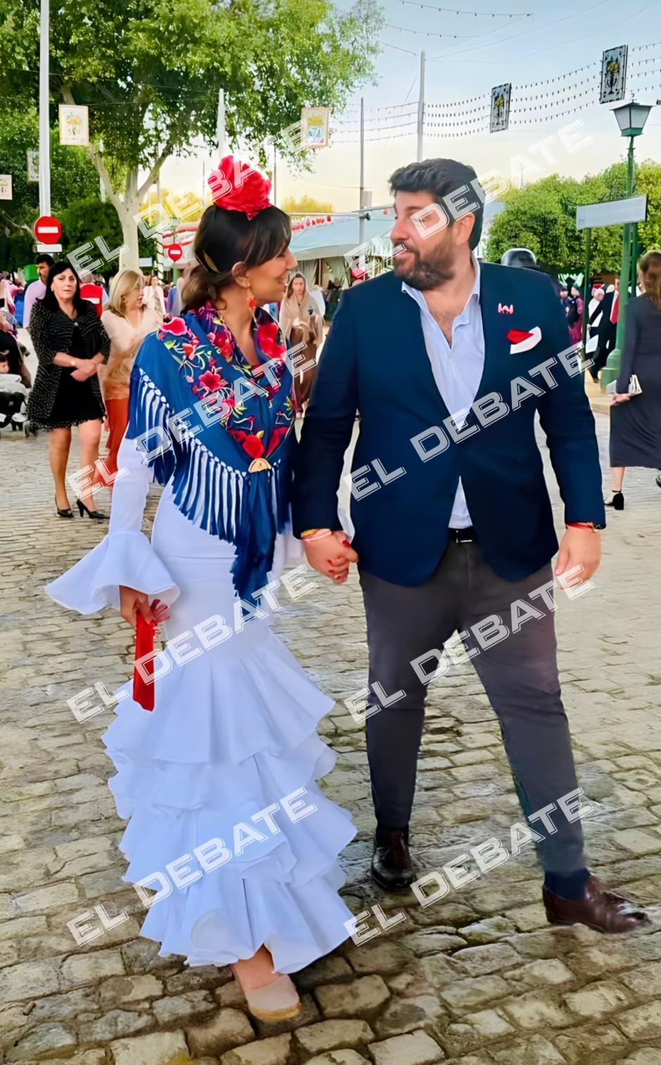 Fernando López Miras, de la mano de su novia, en la Feria de Abril