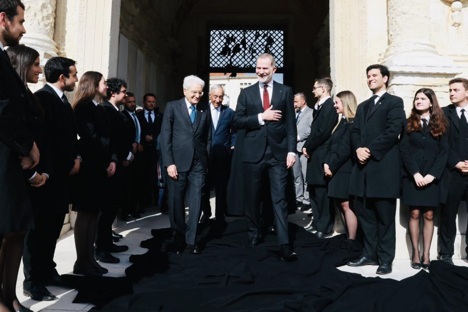 Don Felipe con Sergio Mattarella y Marcelo Rebelo de Sousa, en la Universidad de Coímbra