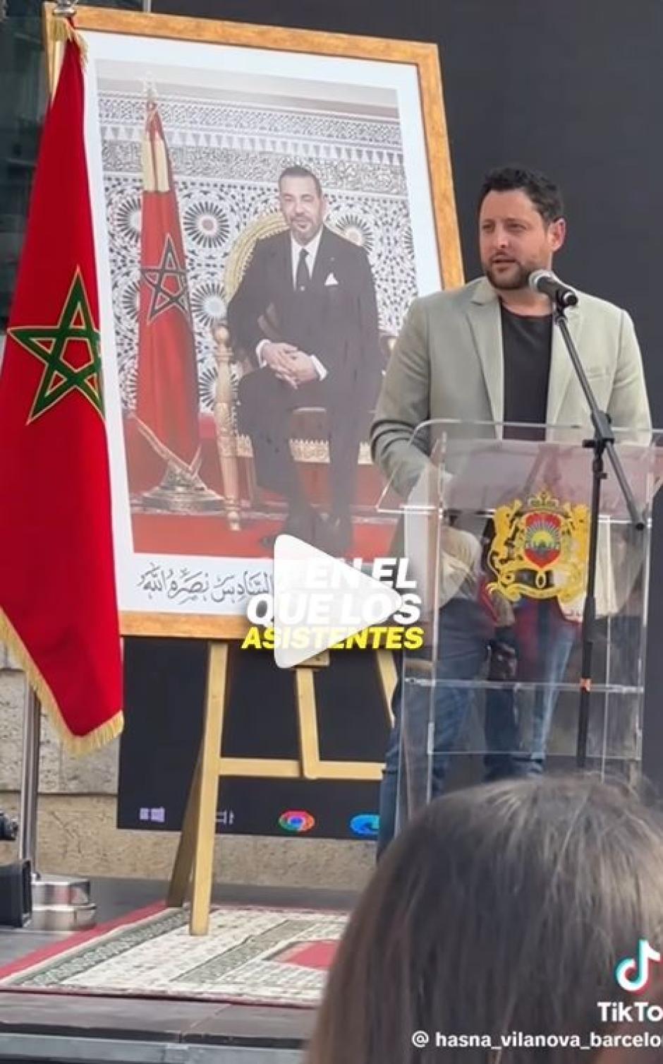 El alcalde de Tarragona, Rubén Viñuales, con la foto del Rey de Marruecos detrás