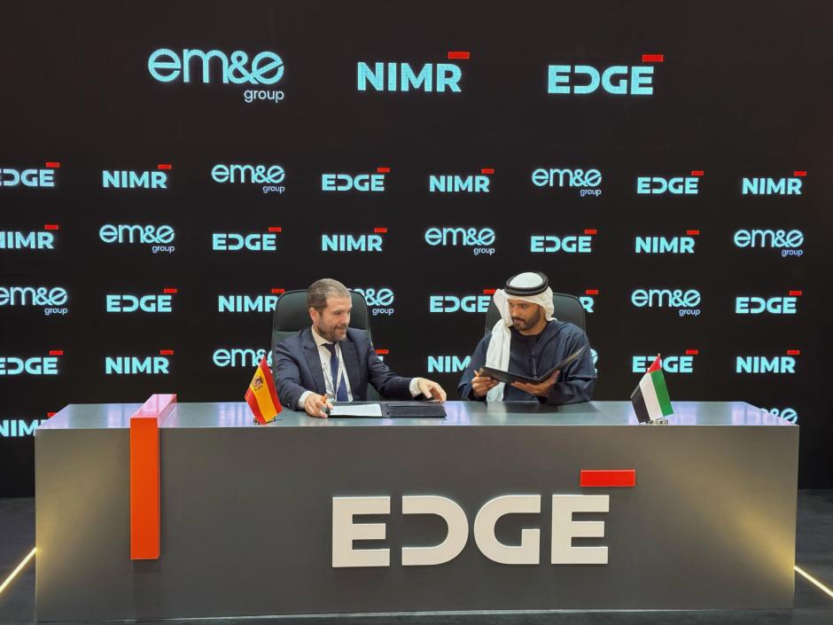 Firma por parte del presidente de EM&E, Javier Escribano, del acuerdo que ha permitido la construcción del Ferox 6x6