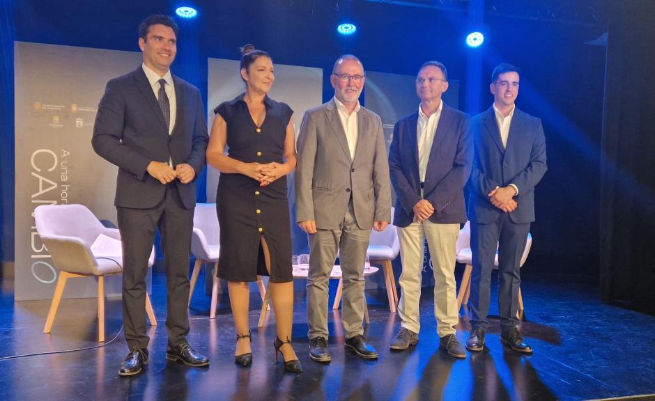 Participantes en el encuentro junto a la moderadora