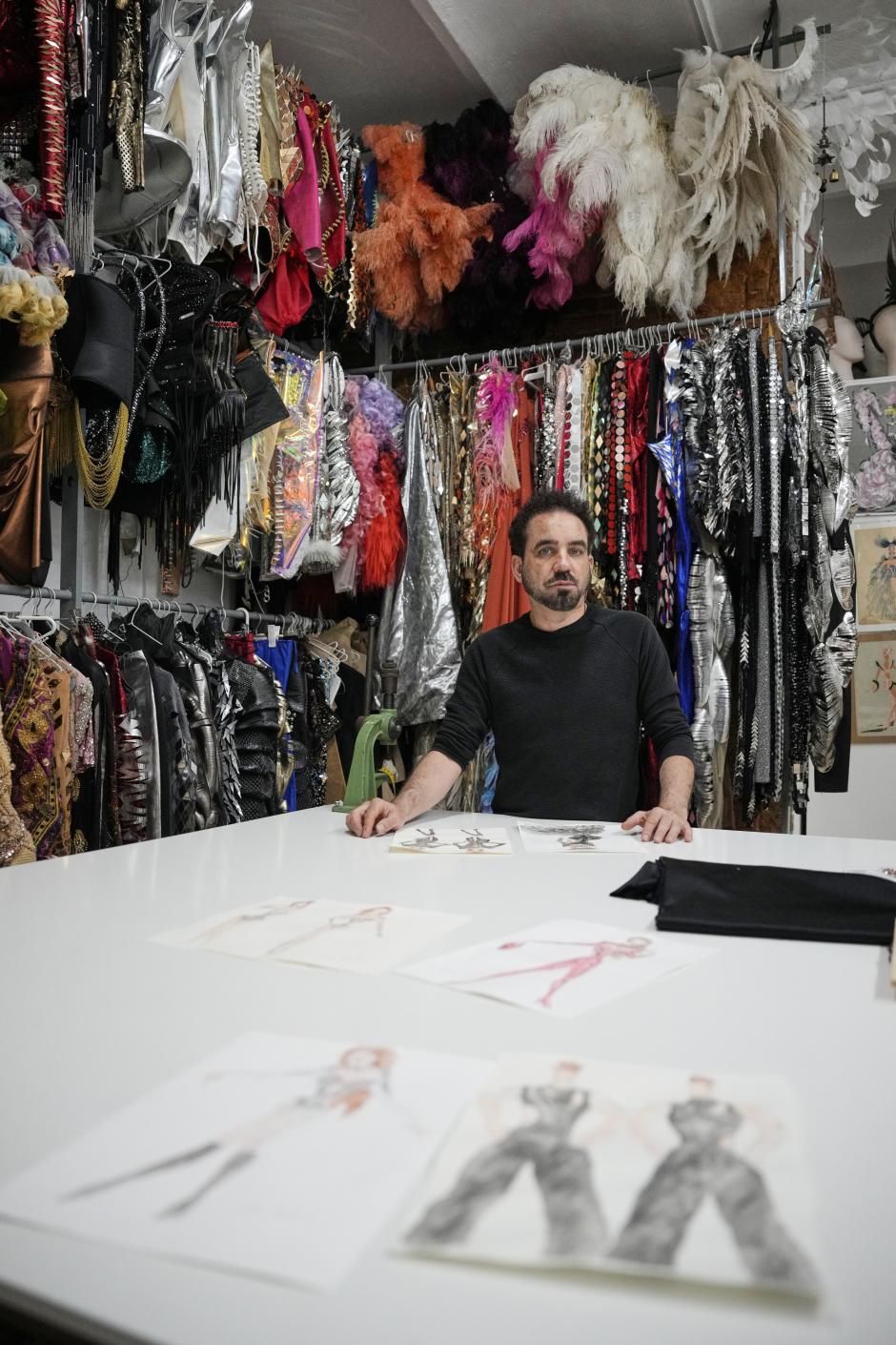 GRAFCAT8208. BARCELONA, 14/05/2025.- El responsable del doble vestuario que luce Melody en el festival de la canción de Eurovisión es el diseñador afincado en Barcelona Gustavo Adolfo Tarí, un veterano cosiendo vestidos con pedrería para grandes espectáculos que tuvo que utilizar hasta 100 metros de organdí negro solo para la cola del primer vestido de 'Esa diva'. EFE/Alejandro García