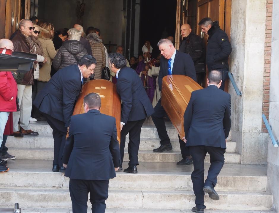 Varios hombres trasladan los féretros de madre e hija asesinadas presuntamente por el novio de la primera