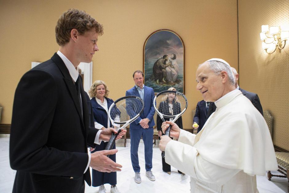 Jannik Sinner le regala su raqueta al Papa León XIV