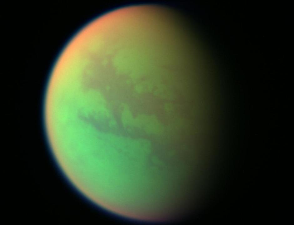 Composición en falso color creada con imágenes tomadas durante el sobrevuelo más cercano de la nave espacial Cassini a Titán