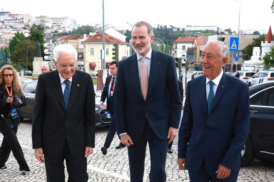 Don Felipe con los presidentes de Portugal e Italia en Coímbra