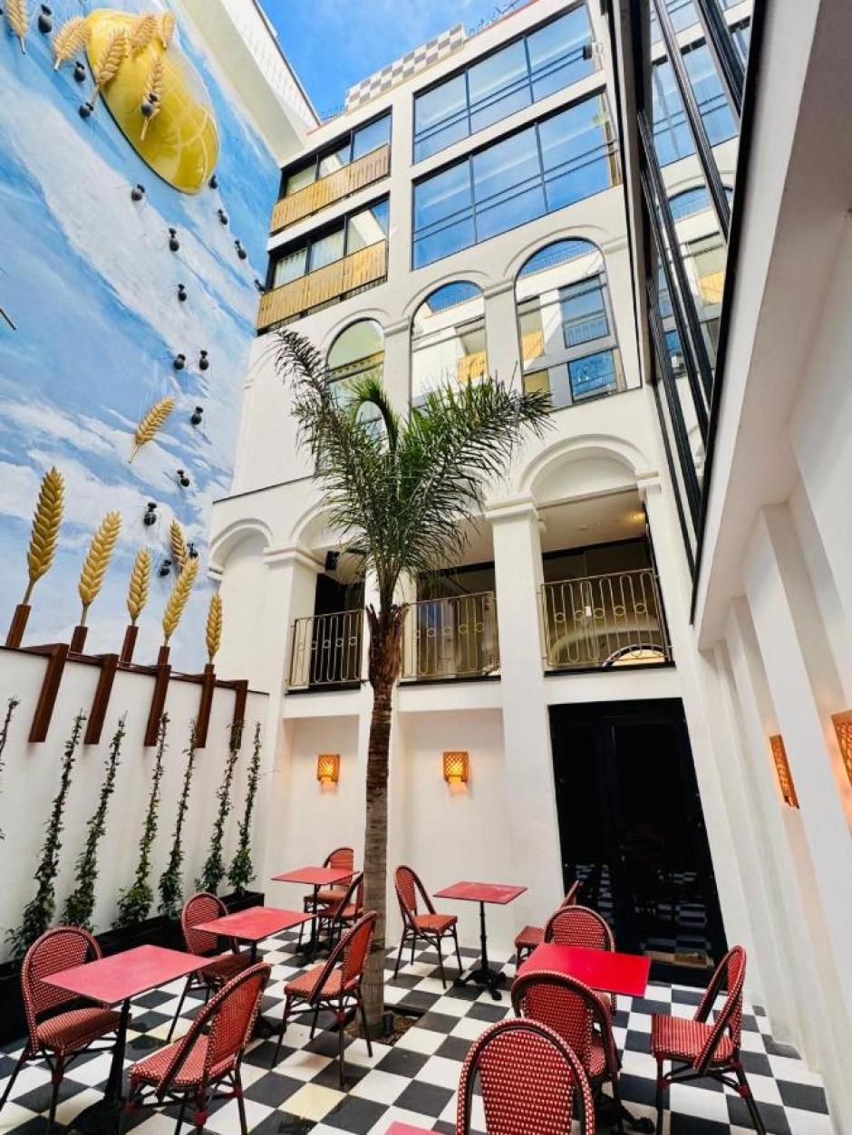 Zona común del hotel envuelta por el universo Dalí.