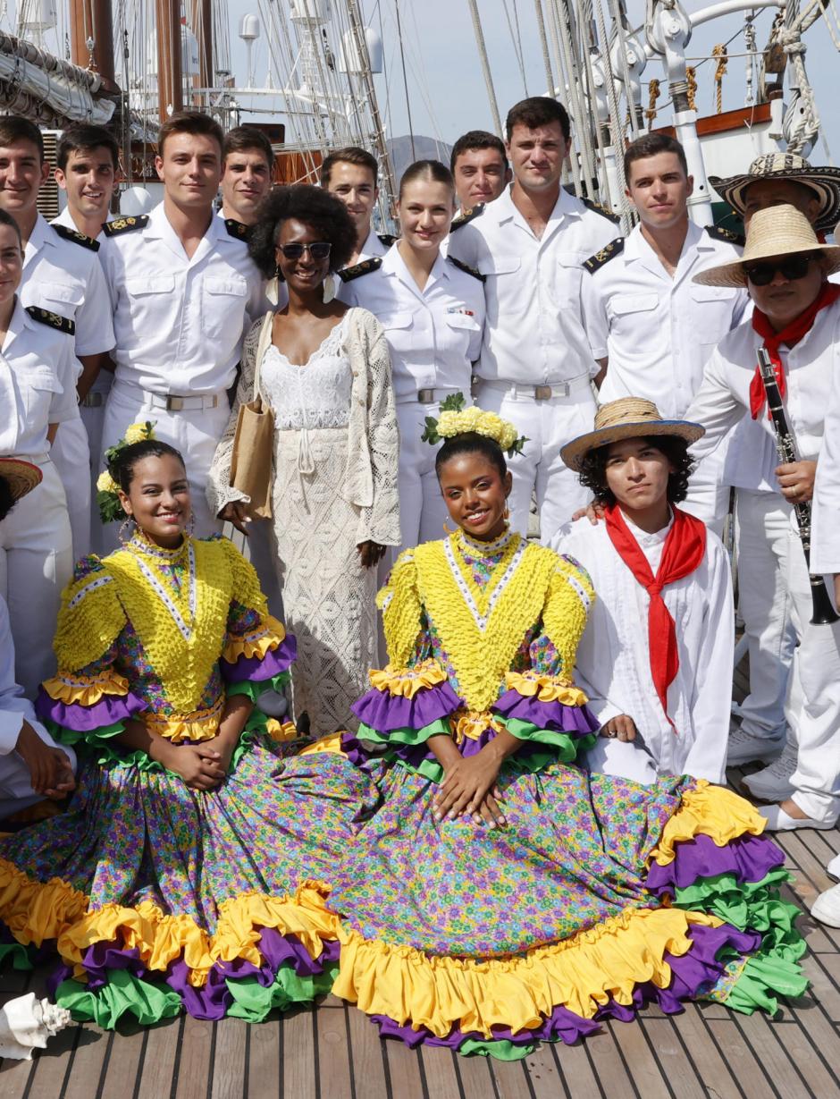 La Princesa de Asturias, junto al grupo de danza de la Universidad del Magdalena a su llegada a Santa Marta