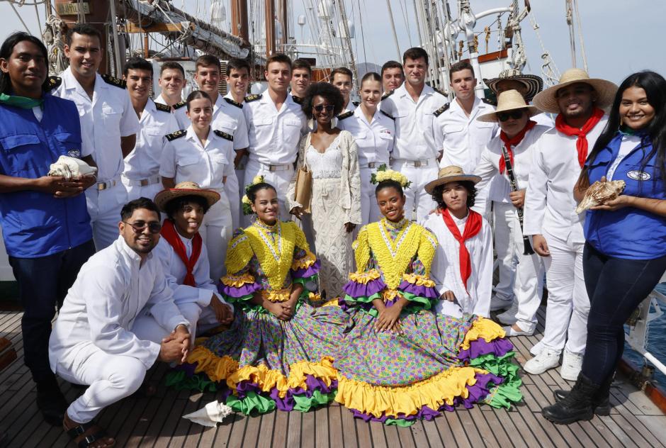 La Heredera de la Corona, con el grupo de danza en Santa Marta