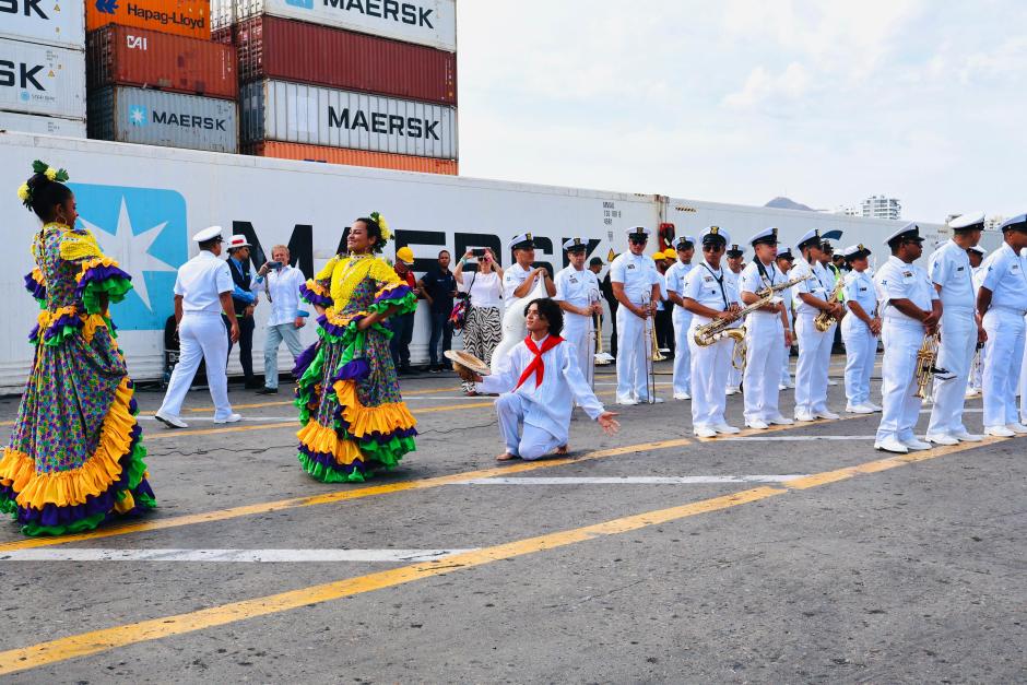 Música y folclore colombianos para recibir al histórico buque escuela de la Armada española