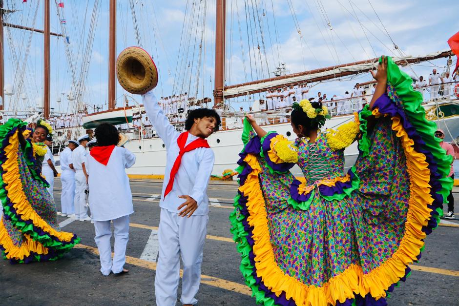 Un grupo de danza interpretó una cambia para recibir al buque escuela de la Armada