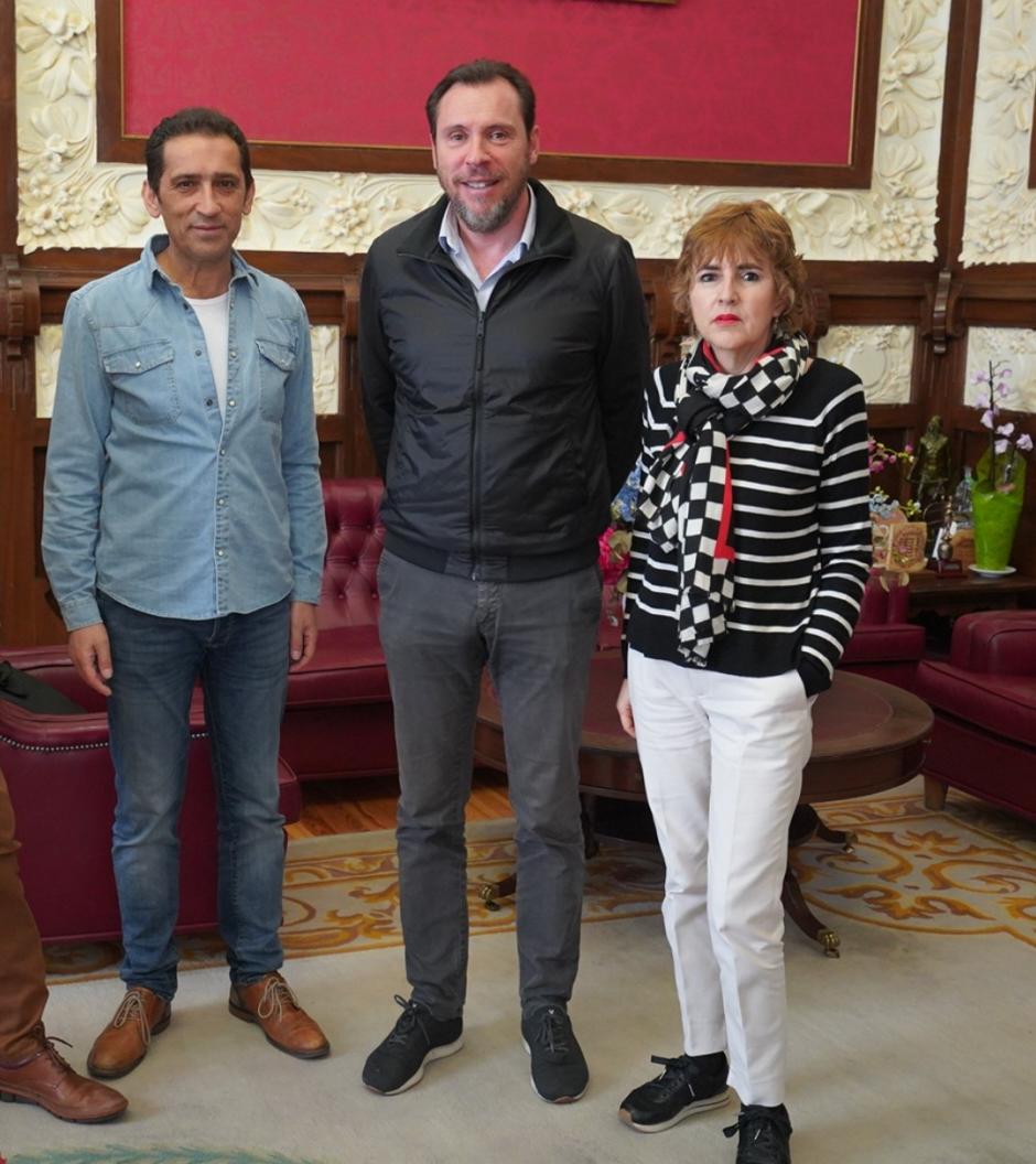 El secretario general de CCOO en Castilla y León y su sucesora flanquean a Óscar Puente